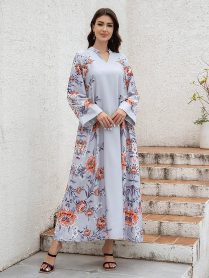 Middle Eastern and Turkish fashionable printed Muslim women's abaya with a waistband. It is a casual V-neck dress from Dubai.