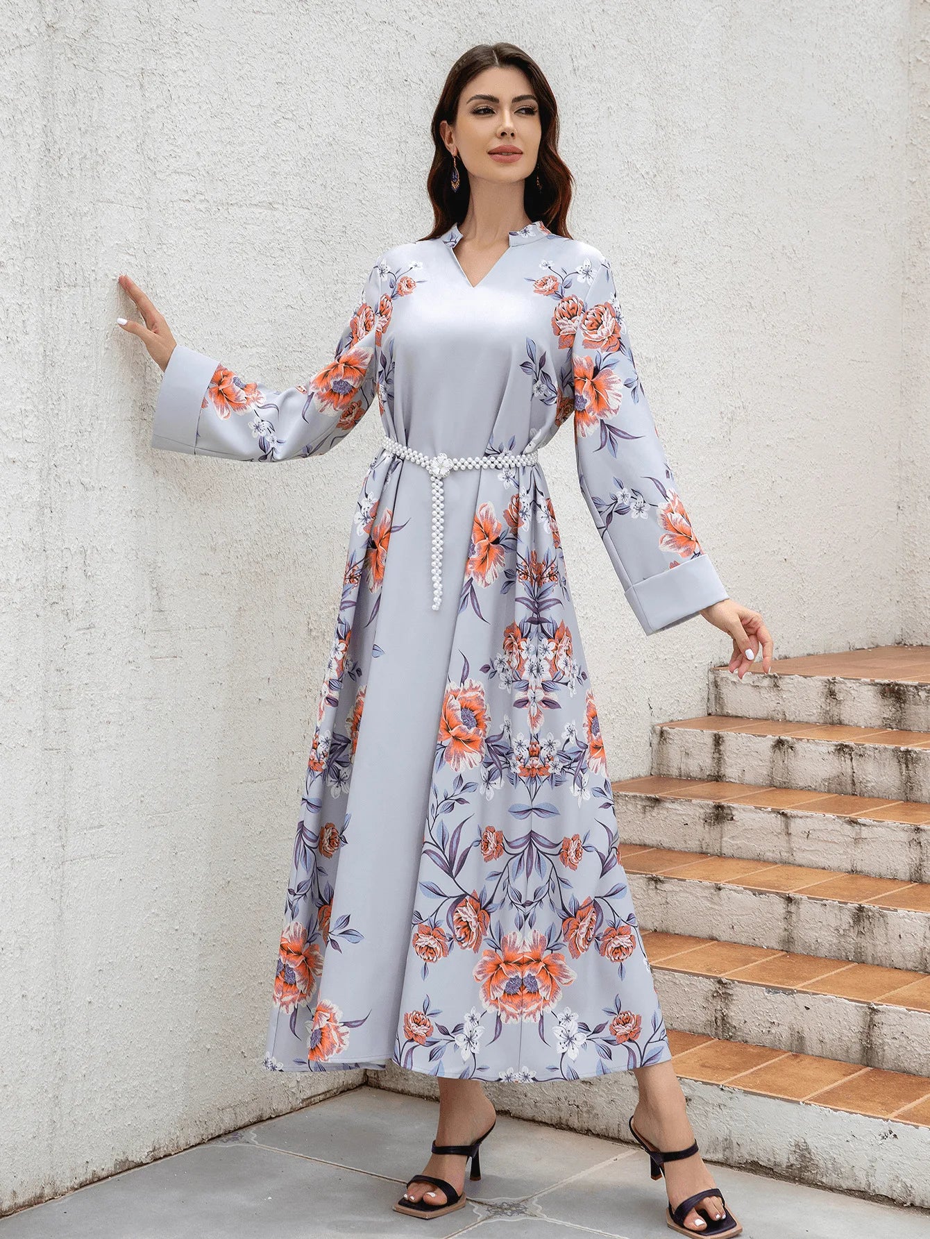 Middle Eastern and Turkish fashionable printed Muslim women's abaya with a waistband. It is a casual V-neck dress from Dubai.