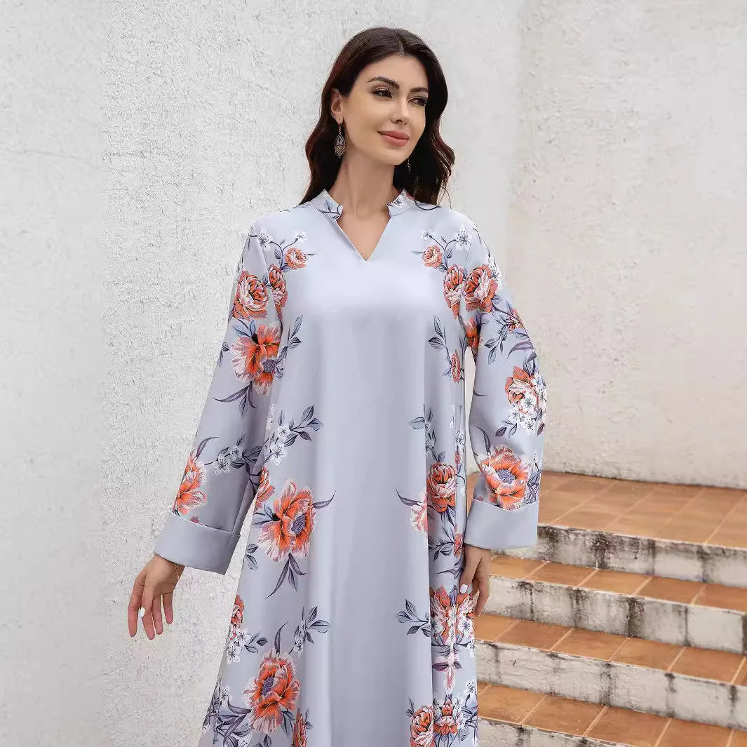 Middle Eastern and Turkish fashionable printed Muslim women's abaya with a waistband. It is a casual V-neck dress from Dubai.