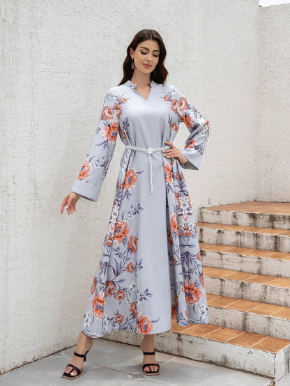 Middle Eastern and Turkish fashionable printed Muslim women's abaya with a waistband. It is a casual V-neck dress from Dubai.