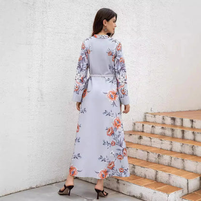 Middle Eastern and Turkish fashionable printed Muslim women's abaya with a waistband. It is a casual V-neck dress from Dubai.